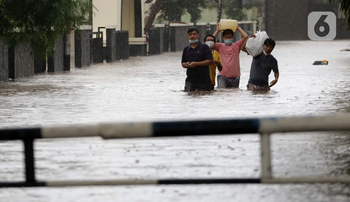 Warga berjalan menyusuri banjir yang menggenangi kawasan Jalan Wolter Monginsidi Jakarta dan sekitarnya, Sabtu (20/2/2021). Hujan yang mengguyur Jakarta sejak Jumat (19/2) membuat sejumlah titik di Jakarta terendam banjir. (Liputan6.com/Helmi Fithriansyah)