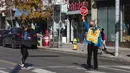 Petugas penyeberangan bekerja di sebuah jalan di Toronto, Kanada, pada 10 November 2020. PM Kanada Justin Trudeau menyerukan agar pemerintah daerah mengambil langkah yang benar untuk meredam lonjakan kasus baru COVID-19, yang mencatat rekor tertinggi, di seluruh penjuru Kanada. (Xinhua/Zou Zheng)
