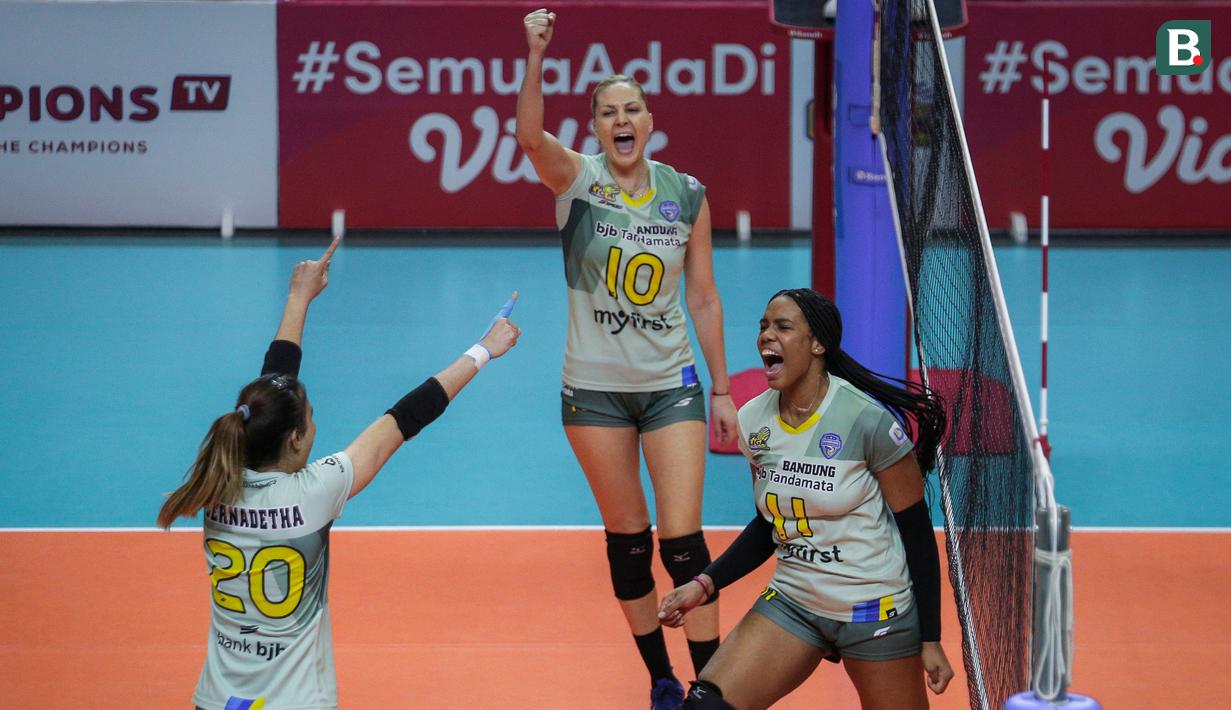 Pemain Bandung BJB Tandamata, Shella Bernadetha (kiri) dan kawan-kawan melakukan selebrasi usai mencetak poin saat laga lanjutan PLN Mobile Proliga 2022 melawan Jakarta Elektrik PLN di Padepokan Voli Jenderal Polisi Kunarto, Sentul, Jumat (21/01/2022). (Bola.com/Bagaskara Lazuardi)