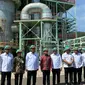 Menteri Investasi dan Kepala BKPM Rosan Perkasa Roeslani mengunjungi pabrik PT Nippon Shokubai Indonesia, di Kota Cilegon, Banten. (Tira/Liputan6.com)