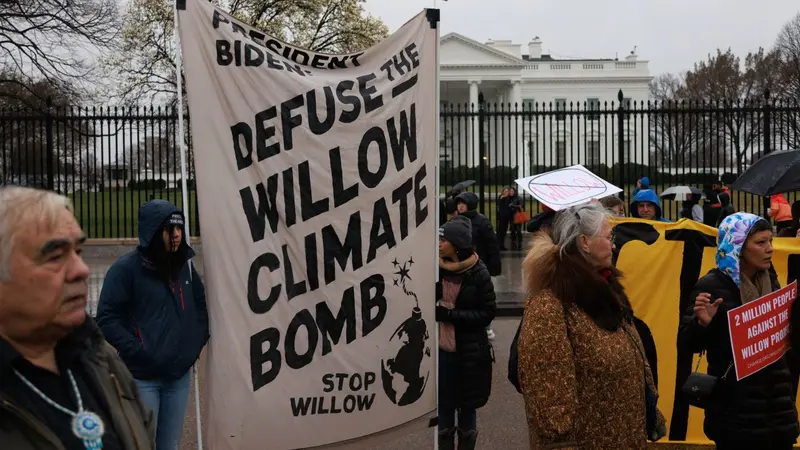 Demonstran berkumpul di dekat Gedung Putih Washington, D.C. pada 3 Maret 2023, menuntut agar Presiden Biden menghentikan Rencana Pembangunan Utama Willow.