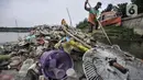 Sejumlah sampah plastik dari Waduk Cincin yang telah dipilah untuk didaur ulang, Jakarta Utara, Rabu (23/6/2021). Pengerukan sampah dilakukan secara rutin guna menjaga kebersihan dan keindahan waduk, terutama saat memasuki musim penghujan. (merdeka.com/Iqbal S Nugroho)