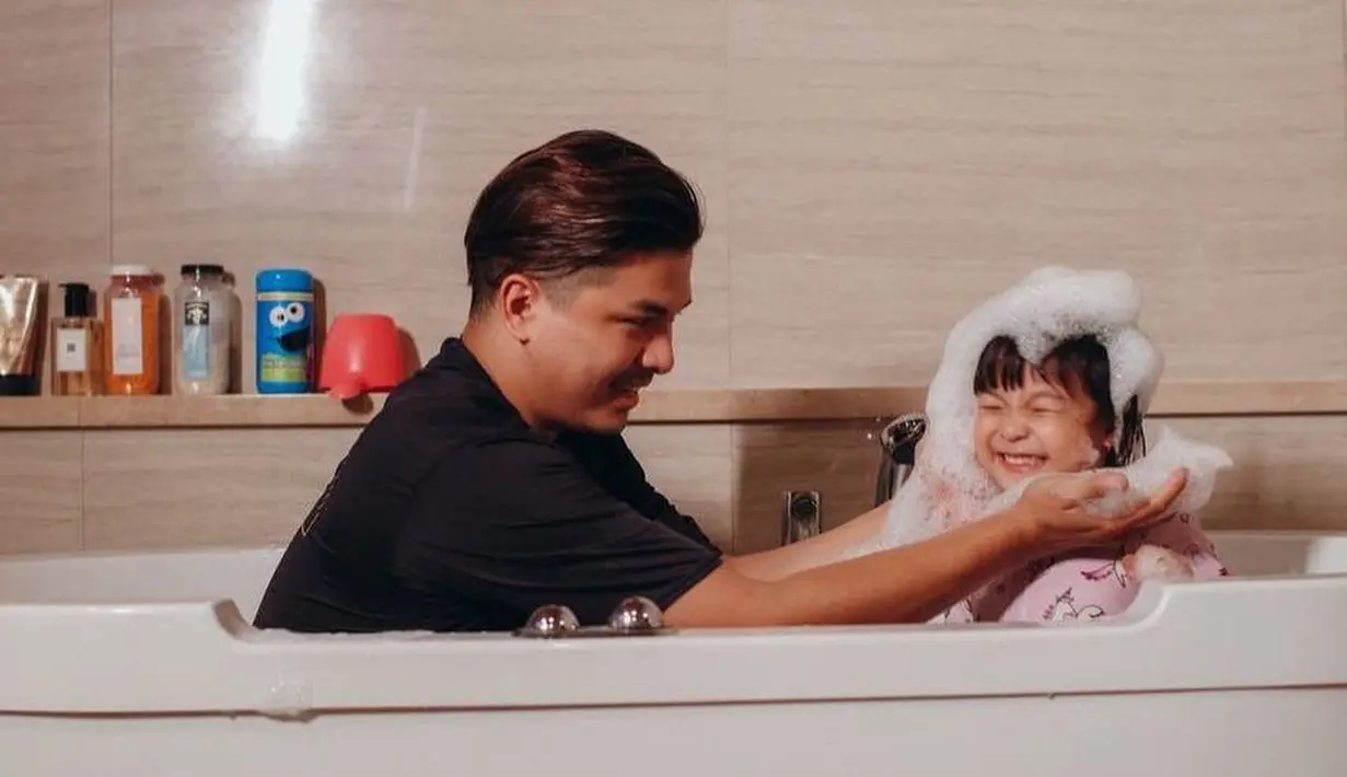 Pada postingan lainnya tampak Glenn sedang mandi busa bersama Natusha. Benar-benar menggemaskan kebersamaan ayah dan anak ini. (Foto: instagram.com/glennalinskie)