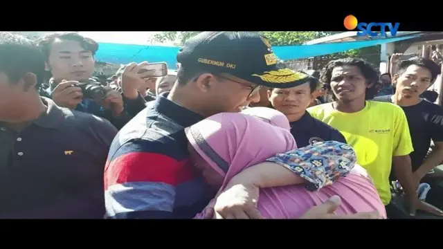 Peluk Anies, Korban Kebakaran Taman Kota Ungkapkan Kesedihan