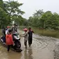 Jalan penghubung PALI-Prabumulih melalui jembatan Payu Putat, di Kelurahan Payu Putat Kecamatan Prabumulih Barat terendam banjir (Liputan6.com / Nefri Inge)