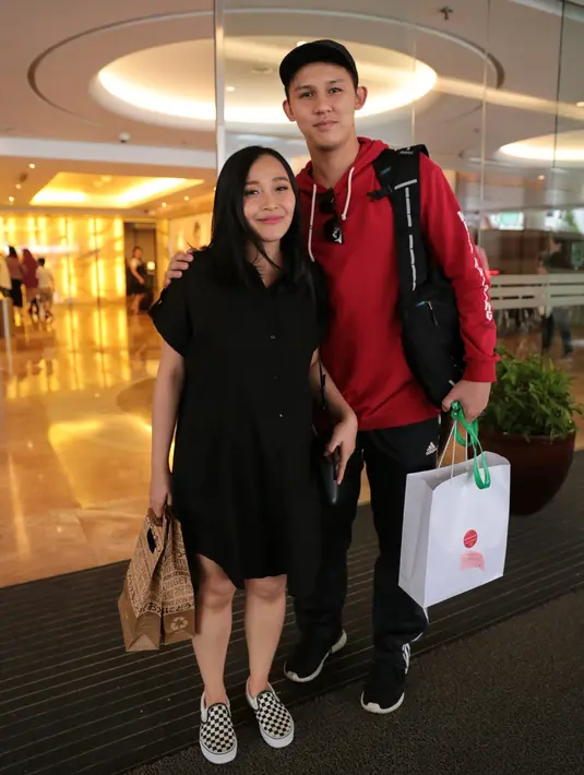 Senyum Rini Wulandari dan Jevin Julian yang akan meninggalkan Rumah Sakit Pondok Indah Kamis (22/2). Senyum kebahagiaan dari pasangan ini setelah menyandang sebagai ayah dan ibu. (Adrian Putra/Bintang.com)