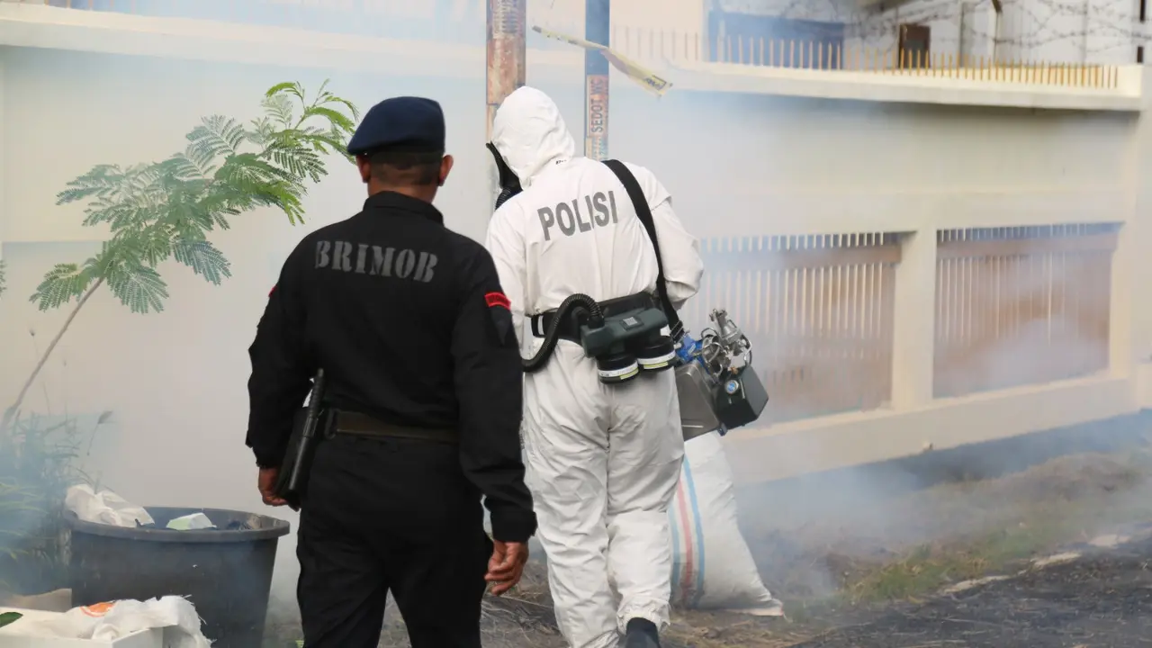 Pelayanan Fogging gratis Satbrimob Polda Lampung menekan angka wabah penyakit DBD. Foto : (Istimewa)