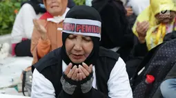 Peserta aksi massa Gerakan Nasional Kedaulatan Rakyat berdoa bersama saat unjuk rasa di depan Gedung Bawaslu, Jalan MH Thamrin, Jakarta, Selasa (21/5/2019). Dalam aksinya, mereka Bawaslu memeriksa hasil Pemilu 2019 yang dinilai banyak terdapat kecurangan. (Liputan6.com/Helmi Fithriansyah)
