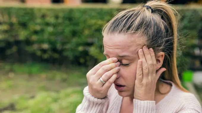 Gambar Ilustrasi Wanita Sakit Kepala dan Pilek