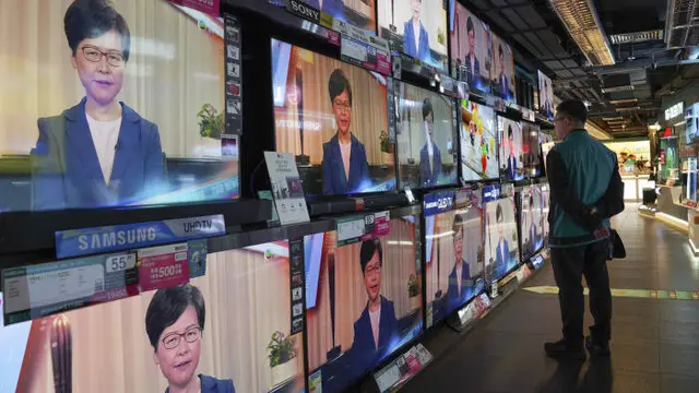 Siaran televisi dari Kepala Eksekutif Hong Kong, Carrie Lam, saat mengumumkan pencabutan RUU Ekstradisi. (AP)