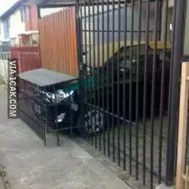 6 Pagar Rumah Nyeleneh demi Mobil Bisa Masuk Ini Kocak, Garasi Terlalu Kecil