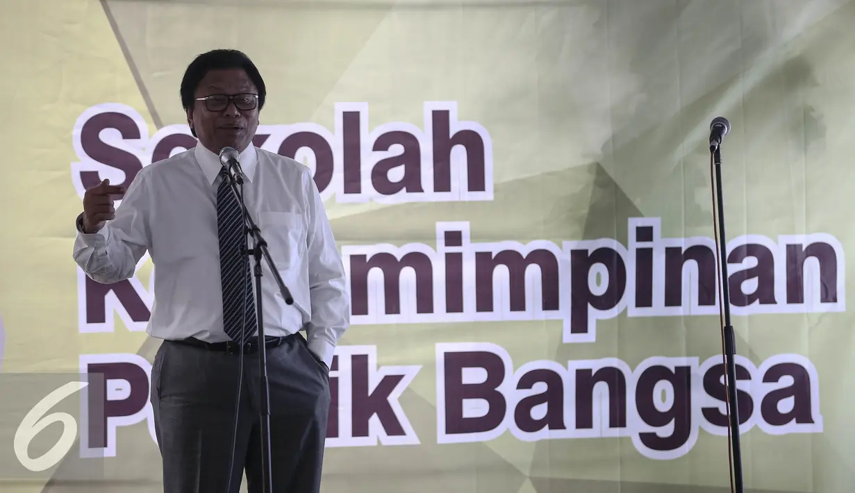 Wakil Ketua MPR RI Oesman Sapta Odang memberi sambutan saat pembukaan Sekolah Kepemimpinan Politik Bangsa Akbar Tanjung Institut, Jakarta, Selasa (3/5). Oesman mengapresiasi keberadaan sekolah politik tersebut. (Liputan6.com/Faizal Fanani)