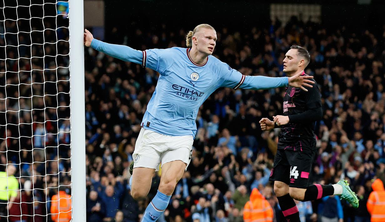 Pemain Manchester City Erling Haaland melakukan selebrasi usai mencetak gol ke gawang Burnley pada pertandingan sepak bola perempat final Piala FA di Etihad Stadium, Manchester, Inggris, Sabtu (18/3/2023). (Richard Sellers/PA via AP)