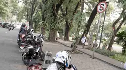 Pengendara sepeda motor parkir di sekitar Taman Suropati, Jakarta, Selasa (28/8). Hal ini mengganggu ketertiban umum. (Liputan6.com/Immanuel Antonius)