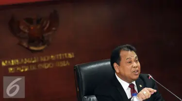 Ketua MK, Arief Hidayat memberikan keterangan di Gedung Mahkamah Konstitusi, Jakarta, (7/3/2016). Arief Hidayat memaparkan evaluasi hasil sidang sengketa Pilkada Serentak 2015. (Liputan6.com/Helmi Fithriansyah)