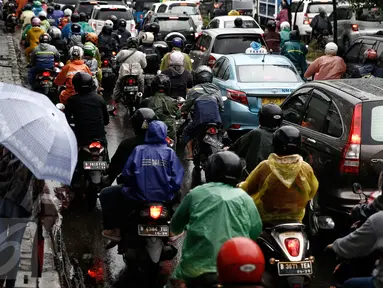Sejumlah kendaraan bermotor mengantre dalam kemacetan di Jalan Pramuka, Jakarta, Jumat (26/2). Hujan yang mengguyur wilayah Jakarta menyebabkan kemacetan arus lalu lintas di beberapa titik. (Liputan6.com/Faizal Fanani)