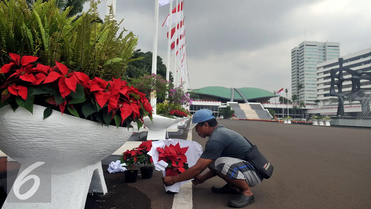20160809-Perawatan Gedung DPR Jelang Pidato Presiden-Jakarta-Johan Tallo