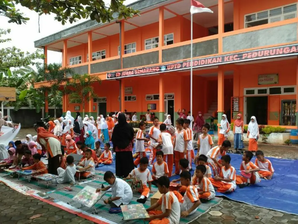 Kegiatan Belajar Mengajar Tak hanya dilakukan di dalam kelas. (foto : Liputan6.com / Edhie Prayitno Ige)