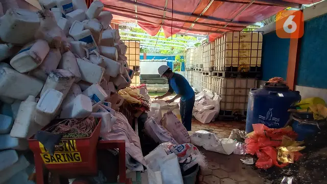 Pegawai Di IPST ASARI Memilah Sampah Plastik (Kamis, 30/06/2022). (Liputan6.com/Yandhi Deslatama).