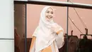 Tampil cerah di hari raya bisa mengenakan dress orange dengan aksen outer yang serasi dengan kerudungnya seperti yang dikenakan Oki Setiana Dewi. [@okisetianadewi]