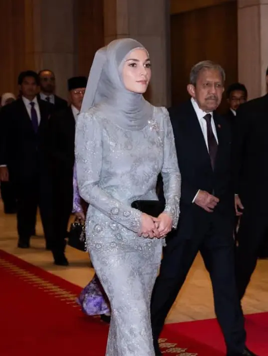Pertama kali tampil di depan publik sebagai istri pangeran Mateen, Anisha Rosnah mengenakan baju kurung warna silver berbordir dibuat oleh desainer. Teh Firdaus dipadukan kerudungnya. [@tehfirdaus]