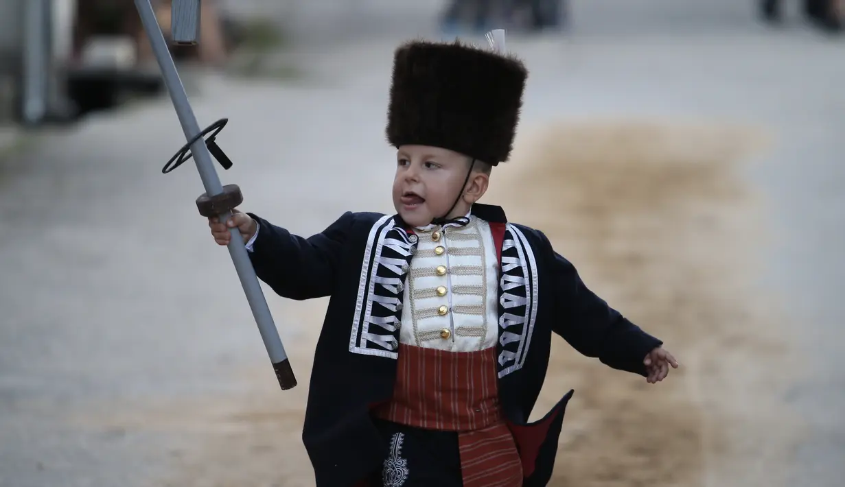 Seorang bocah laki-laki berpartisipasi dalam Turnamen Alka Anak-Anak di Brnaze, Kroasia  (23/8/2020). Turnamen Alka ini partisipasinya hanya dibatasi untuk anak-anak. (Xinhua/Pixsell/Ivo Cagalj)