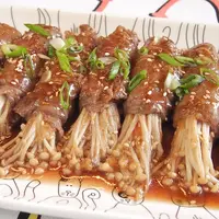 Enoki Beef Roll. (Sumber: YouTube/Spice N' Pans)