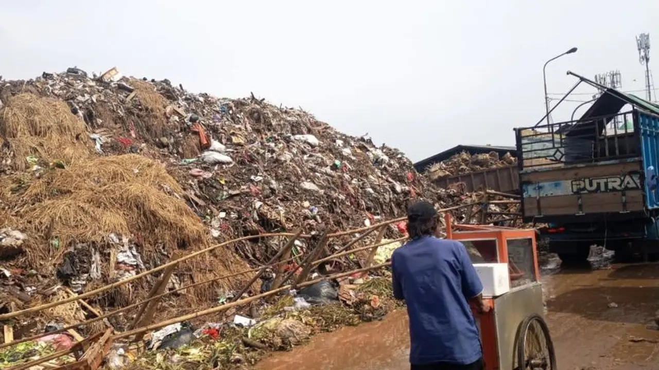 Gunung Sampah di Pasar Induk Kramat