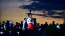Rubi Ibarra menari selama pesta perayaan ulang tahun ke-15 di Villa Guadalupe, San Luis Potosi, Meksiko, 26 Desember 2016. Gara-gara sang ayah salah memposting undangan ulang tahun Rubi, pestanya dihadiri ribuan orang tak dikenal. (RONALDO SCHEMIDT/AFP)
