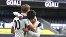 Striker Tottenham Hotspur, Harry Kane, merayakan gol bersama Son Heung-min usai mencetak gol ke gawang Leeds United pada laga liga Inggris di London, Sabtu (2/1/2021). Spurs menang dengan skor 3-0. (Andy Rain/Pool via AP)