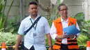 Kepala KPP Pratama Ambon La Masikamba (kanan) tiba di Gedung KPK, Jakarta, Selasa (15/1). La Masikamba menjalani pemeriksaan lanjutan terkait dugaan menerima suap upaya pengurangan pajak yang harus dibayar. (Merdeka.com/Dwi Narwoko)