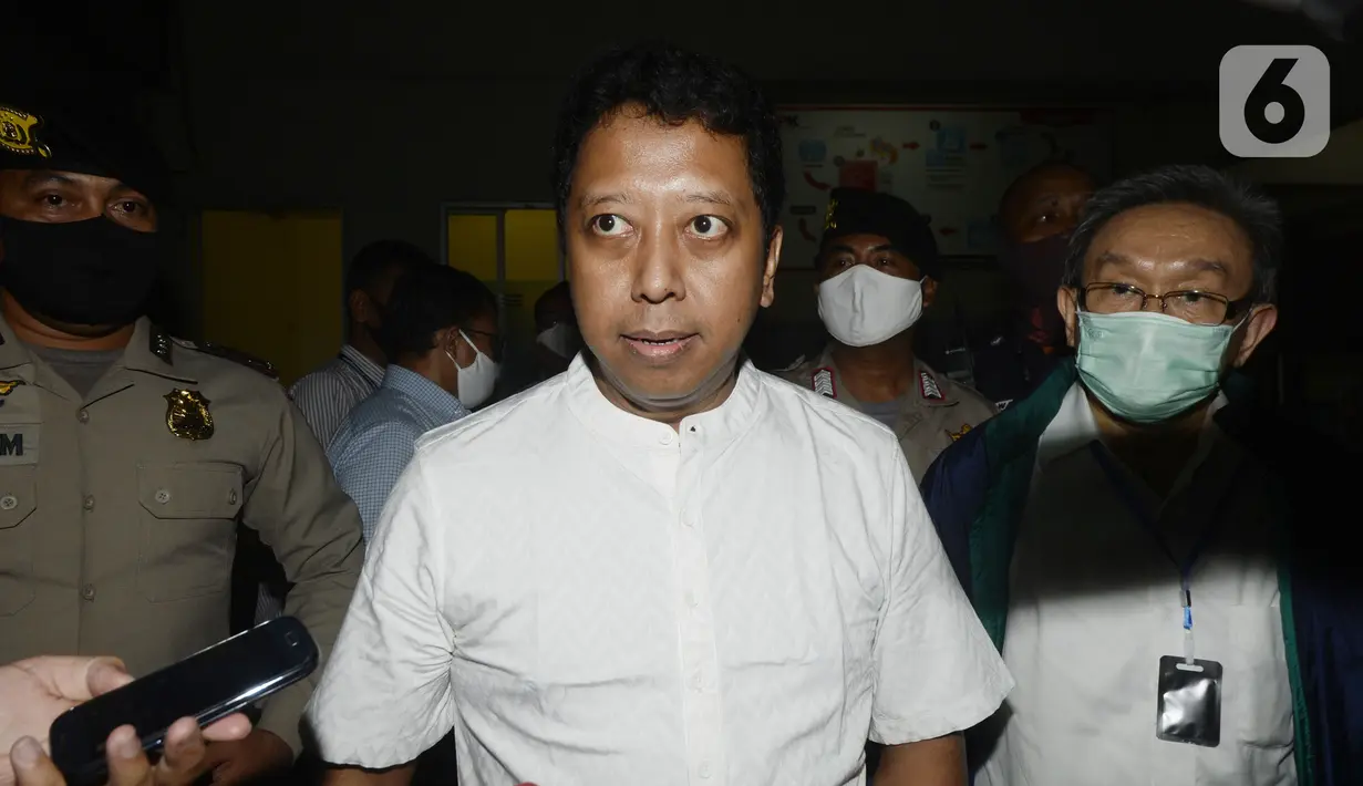 Mantan Ketua Umum PPP Muhammad Romahurmuziy atau Romy keluar dari Rumah Tahanan KPK di Jakarta, Rabu (29/4/2020). Sebelumnya, Romy ditahan terkait suap jual beli jabatan di Kementerian Agama. (merdeka.com/Dwi Narwoko)