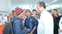 Menhub Budi Karya berinteraksi dengan beberapa penumpang di bandara Silangit, Sabtu (14/10/2017). (Dok Kemenhub)