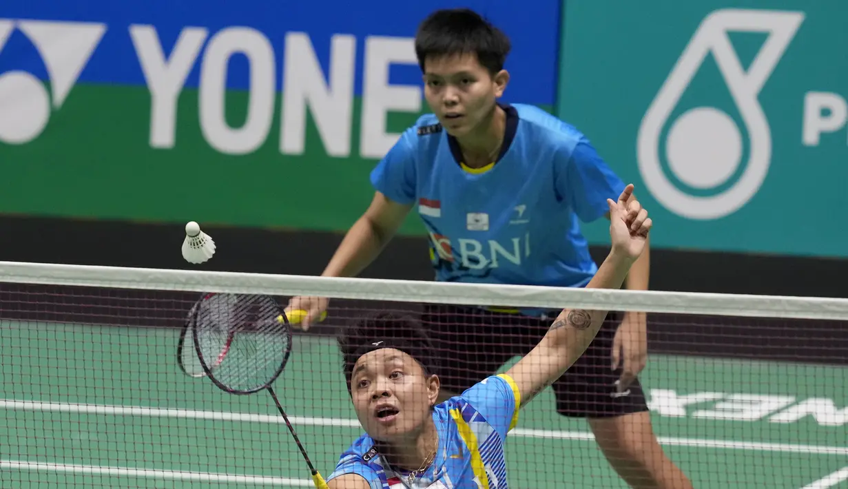 <p>Ganda putri Indonesia Apriyani Rahayu/Siti Fadia Silva saat bertanding melawan Zhang Shu Xian/Zheng Yu dari China pada pertandingan final turnamen bulu tangkis Malaysia Open di Bukit Jalil Axiata Arena, Kuala Lumpur, Malaysia (3/7/2022). Apri/Fadia menang dengan skor 21-18, 12-21, dan 21-19. (AP Photo/Vincent Thian)</p>