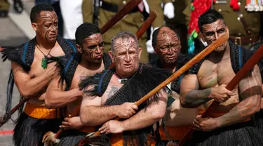 Prajurit Maori atau penduduk asli di Selandia Baru menunjukkan aksi mereka pada perayaan Hari Bastille di Champs Elysees, Paris , Prancis , (14/7).  Orang Maori yang terkenal sebagai petarung ini ramaikan hari Nasional Perancis. (REUTERS / Benoit Tessier)