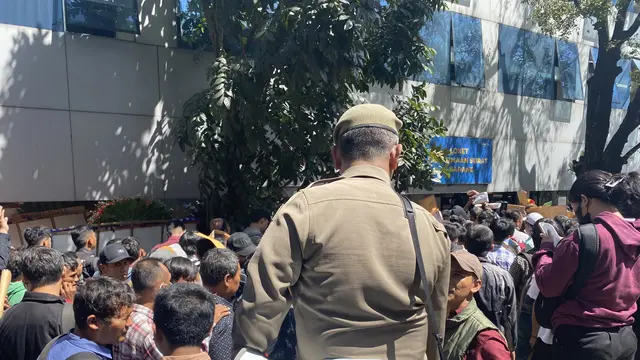 Warga Beramai-ramai Mendatangi Balai Kota Jakarta untuk Mendaftar PPSU 2025