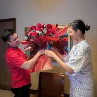 Baim Wong memberikan kejuta romantis untuk sang istri yang ulang tahun ke-36, pada 18 September. Beda dari biasanya yang kerap ngerjain, tapi kali ini  pria dua orang anak itu membuat kejutan romantis. Berikut beberapa potretnya. [Instagram/baimwong]