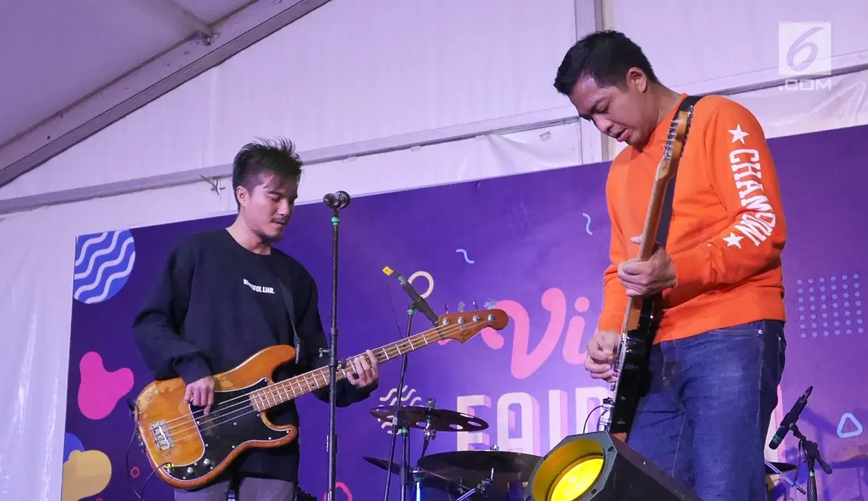 Penampilan bassist dan gitaris Govinda band pada acara Vidio Fair 2.0 di Gandaria City Mall, Sabtu (3/11). Selain Govinda, musisi-musisi papan atas seperti Sheryl Sheinafia, Andien dan GIGI juga tampil menghibur pengunjung. (Liputan6.com/Herman Zakharia)