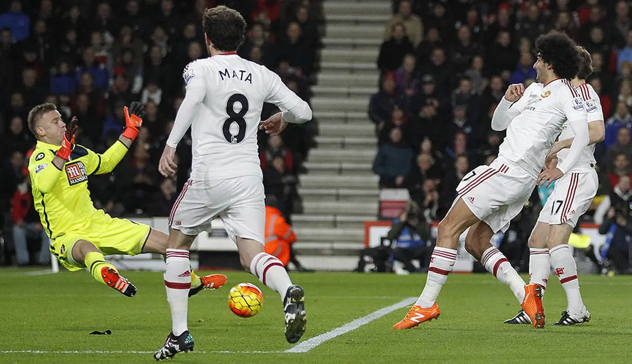 Kiper Bournemouth, Artur Boruc, berhasil menepis tendangan pemain MU, Marouane Fellaini, pada laga Liga Premier Inggris di Stadion Vitality, Inggris, Sabtu (12/12/2015). (AFP/Ian Kington)