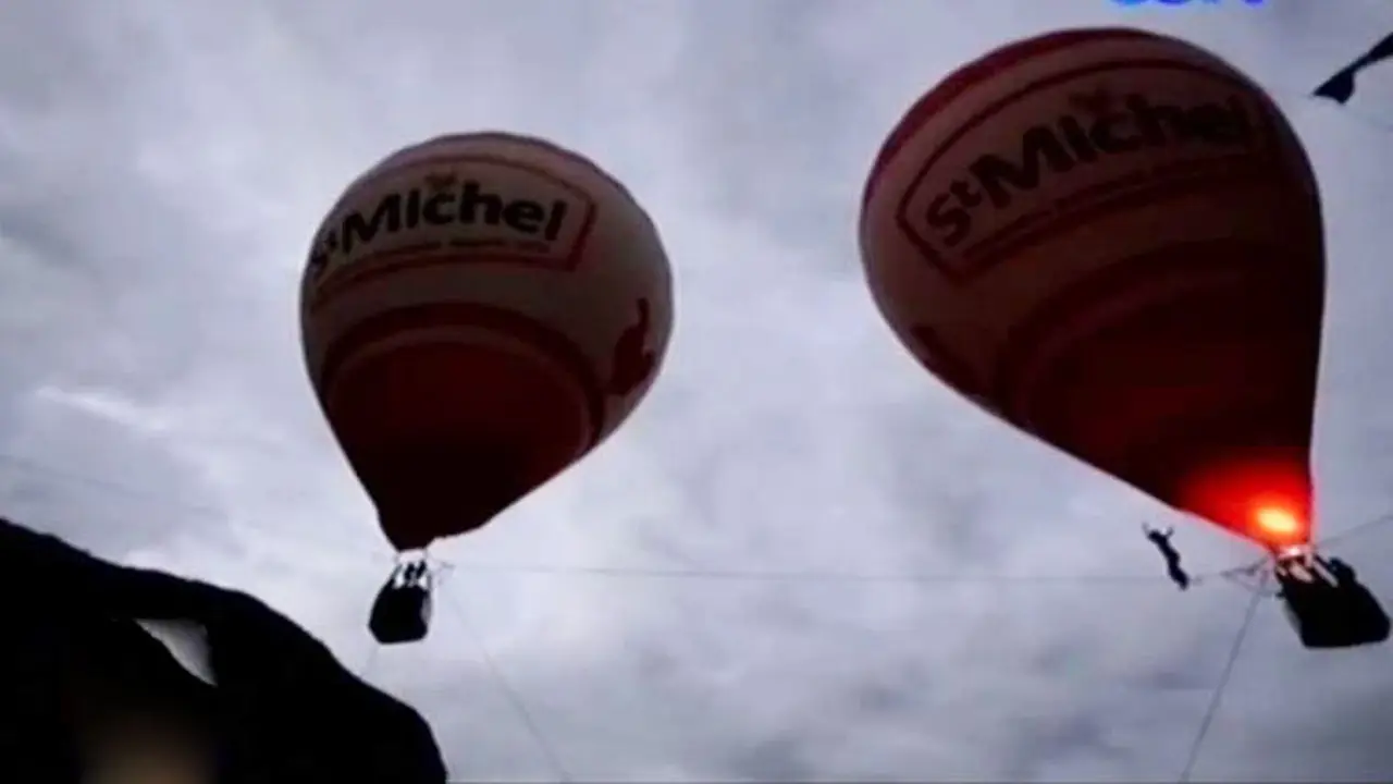 Jendela Dunia: Atraksi Berbahaya Berjalan di Antara 2 Balon Udara