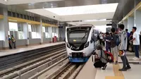 Kereta api ringan atau light rail trainset (LRT) Palembang, Sumatera Selatan resmi beroperasi secara komersial mulai hari ini,  Rabu (1/8/2018).  (Nurseffi/Liputan6.com)