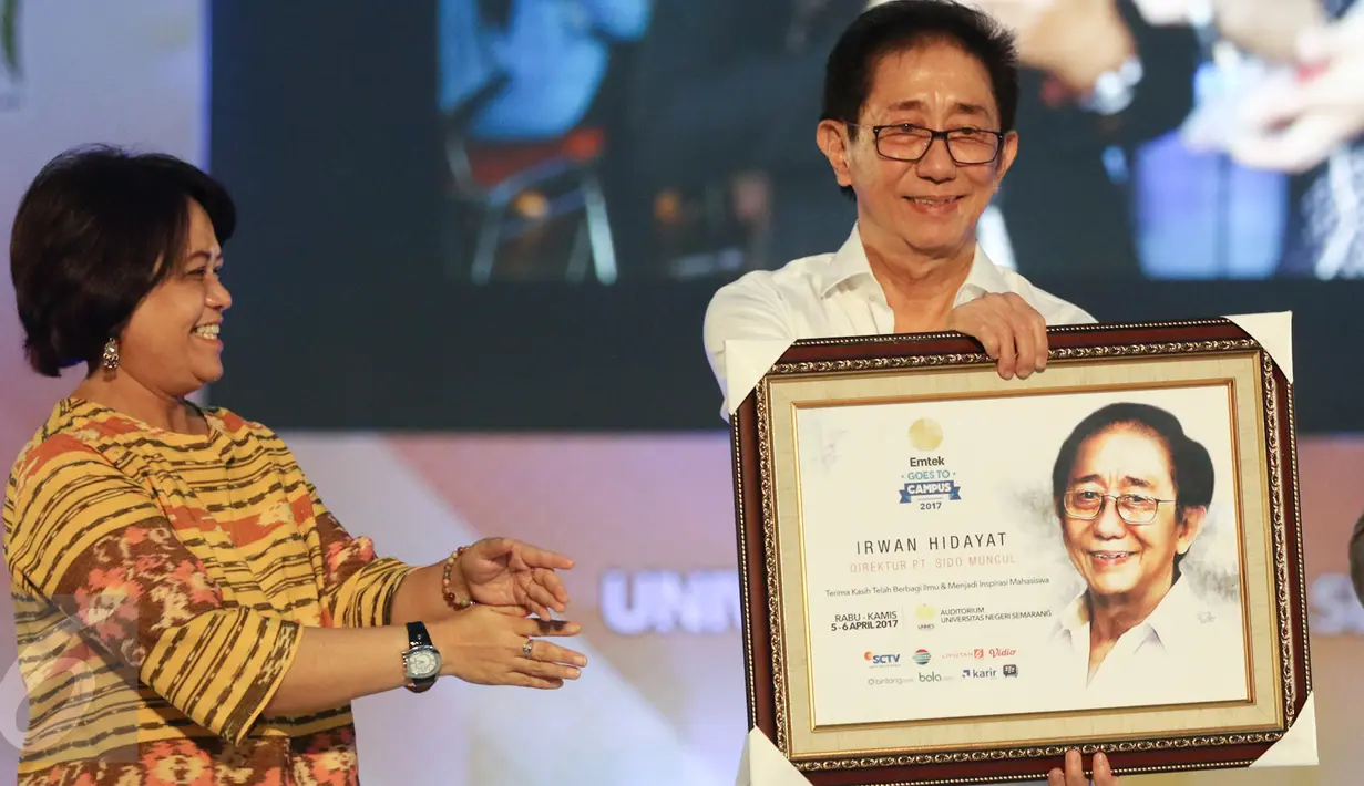 Wapemred SCTV, Endah Saptorini memberikan penghargaan kepada Irwan Hidayat usai menjadi pembicara inspiratif pada hari kedua EMTEK Goes To Campus (EGTC) 2017 di Universitas Negeri Semarang, Kamis (6/4). (Liputan6.com/Yoppy Renato)