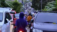 Warga memadati jalan saat mereka mencoba meninggalkan Mamuju usai diguncang gempa, Sulawesi Barat, Indonesia, Jumat (15/1/2021). Sejumlah rumah dan bangunan di Mamuju rusak akibat gempa magnitudo 6,2 yang berpusat di timur laut Majene. (Firdaus/AFP)