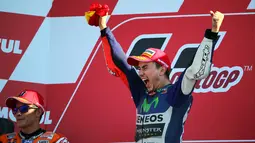 Jorge Lorenzo beteriak gembira di atas podium usai sukses menjadi juara dunia MotoGP 2015 di seri terakhir Grand Prix Valencia di Sirkuit Ricardo Tormo di Valencia, Spanyol, Minggu (8/11). (REUTERS/Heino Kalis)