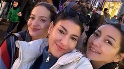 Sesampainya di sana, mereka pun langsung jalan-jalan menyusuri kota. Selfie bersama, Enzy Storia, Hesti Purwadinata dan Medina tampak begitu ceria menikmati liburan akhir tahun di London.(Liputan6.com/IG/@medinadinaaa)