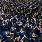 Para siswa di Wuhan muncul secara massal dengan jubah dan papan mortir untuk upacara kelulusan di Central China Normal University dan tentunya tanpa masker (AFP)