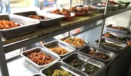 Deretan makanan di salah satu warteg yang berada di kawasan Kali Pasir, Cikini, Jakarta Pusat. (Liputan6.com/Putu Elmira)