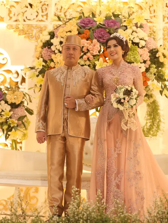 Winny Charita dan Agung Budi Maryoto. Menikah pada Sabtu, 21 November 2015 di Jember, Jawa Timur. Resepsi digelar pada Jumat, 27 November 2015 di Aula Perguruan Tinggi Ilmu Kepolisian (PTIK), Jakarta Selatan. (Andy Masela/Bintang.com)