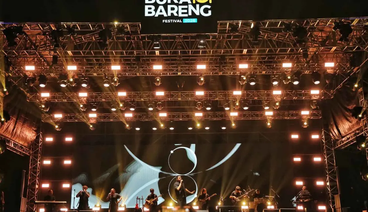 Penyanyi pria bersuara khas ini muncul di atas panggung tepat pada pukul 21.25 WIB dengan mengenakan busana serba hitam yang elegan. Tampak dalam foto, penyanyi, Tulus saat tampil pada hari kedua gelaran KapanLagi Buka Bareng (KLBB) Festival 2026 di Stadion Madya, Kompleks Gelora Bung Karno, Senayan, Jakarta, Minggu 1 Maret 2026. (Fimela.com/Adrian Putra)