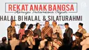 Menteri Pertahanan Ryamizard Ryacudu (empat kanan) foto bersama dengan sejumlah tokoh saat Silaturahmi dan Halalbihalal bersama Presidium Alumni 212 di Hotel Sangri-la, Jakarta, Kamis (27/6/2019). (merdeka.com/Iqbal Nugroho)
